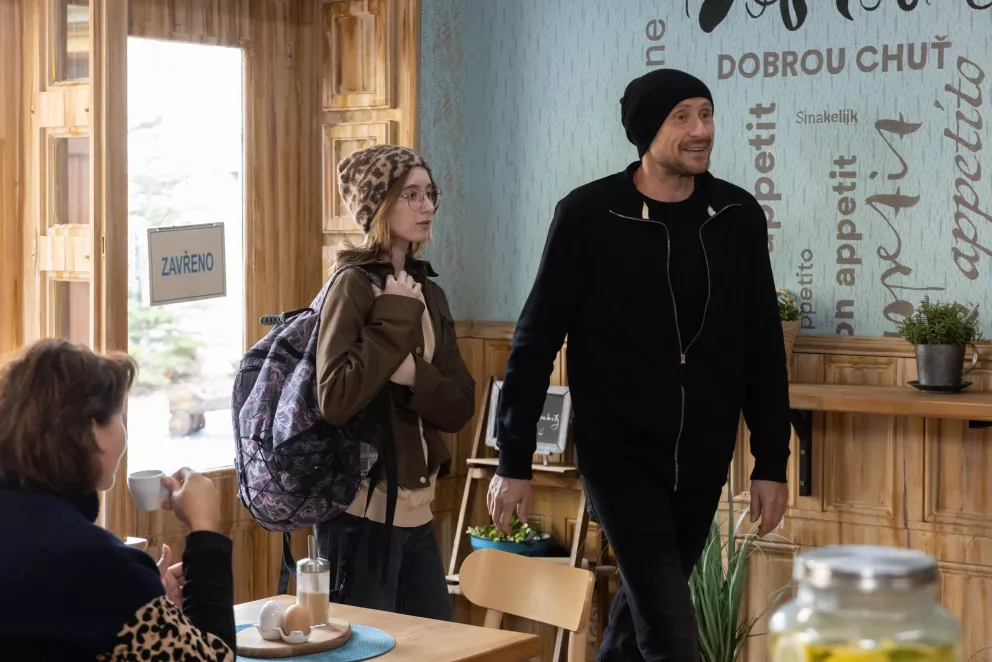 Nekonečný seriál Ulice sleduje dramatické osudy několika rodin žijících v sousedství