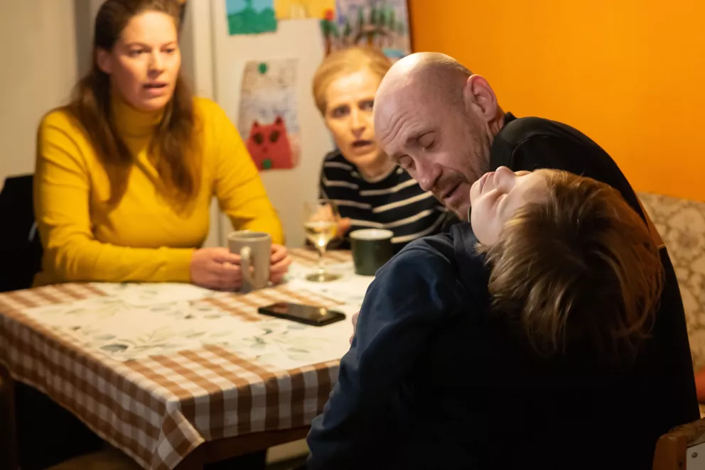 Nekonečný seriál Ulice sleduje dramatické osudy několika rodin žijících v sousedství