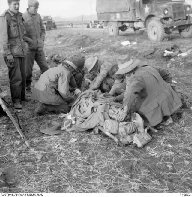 Lékař podává morfium