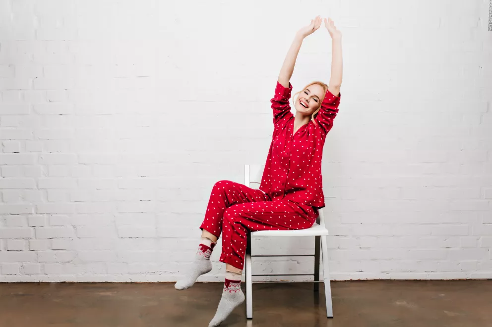 <p><strong>Protažení paží a páteře vsedě na židli</strong><br />
Zvedněte paže nad hlavu a s nádechem se jemně vytahujte vzhůru. Tento jednoduchý cvik protahuje páteř, uvolňuje ramena a pomáhá tělu přejít ze ztuhlosti do lehkosti. Ideální ranní pohyb pro nastartování krevního oběhu i lepší držení těla.</p>
