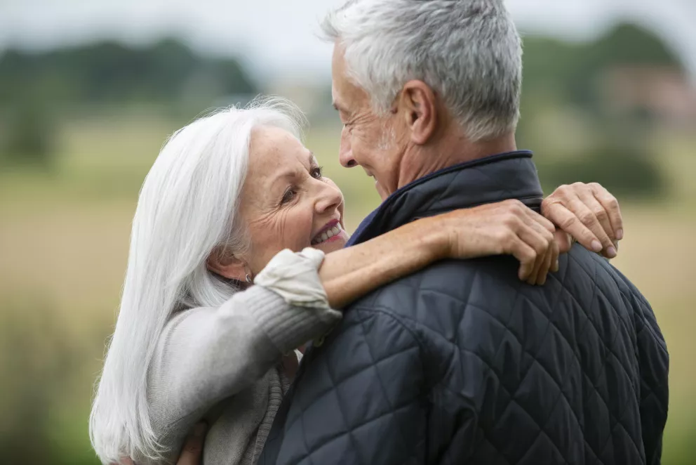 spokojený starší pár v objetí