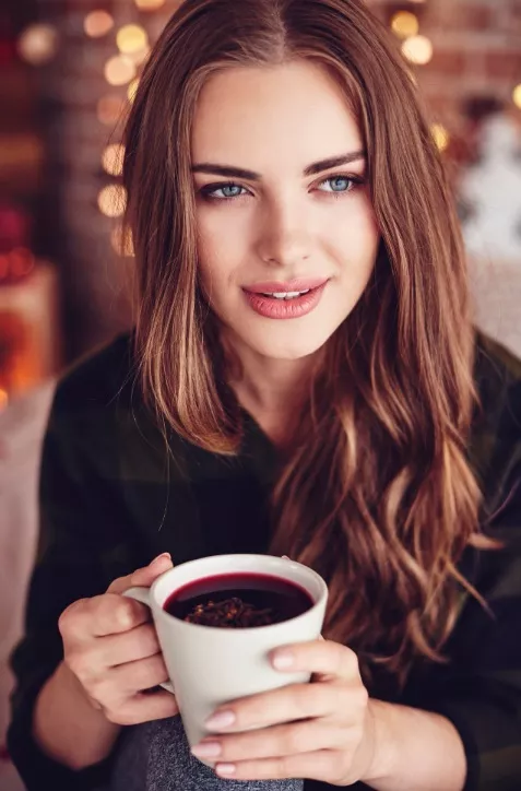 žena s hnědými vlasy