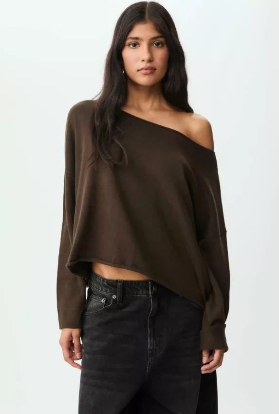 Svetr na jedno rameno, Stradivarius, 384 Kč (původně 549 Kč)