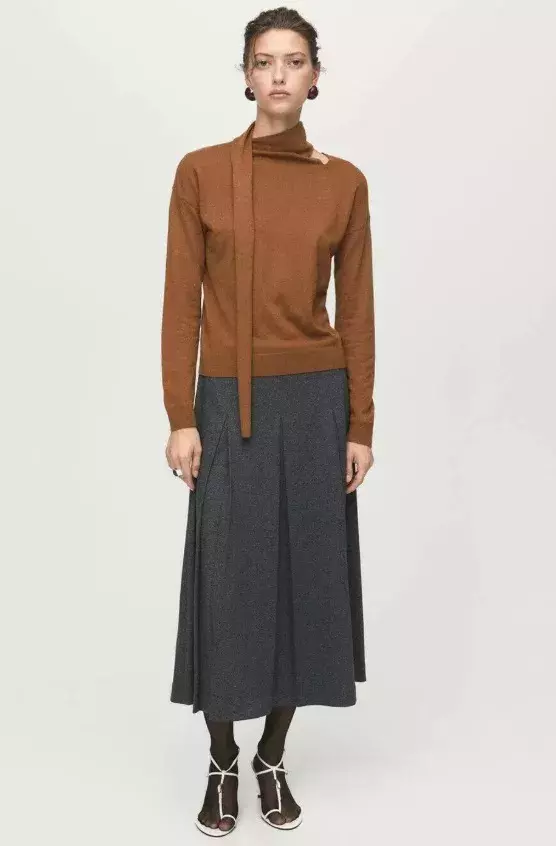 Hnědý svetr se šálou, Mango, 799 Kč