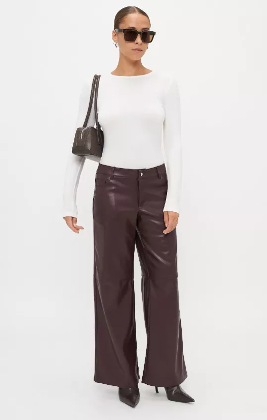 Burgundy koženkové kalhoty, Gina Tricot, 1 200 Kč