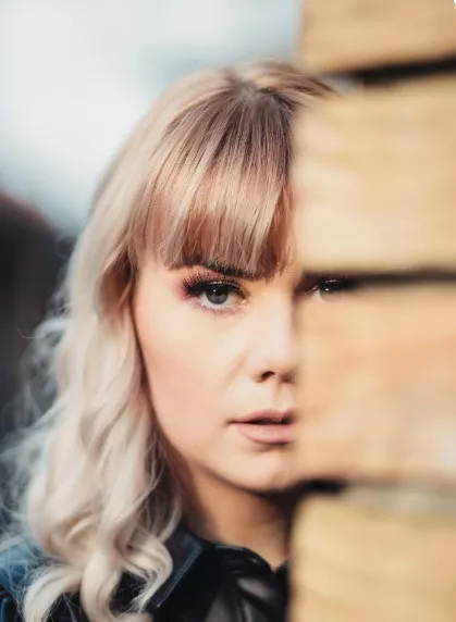 žena s blond ofinou