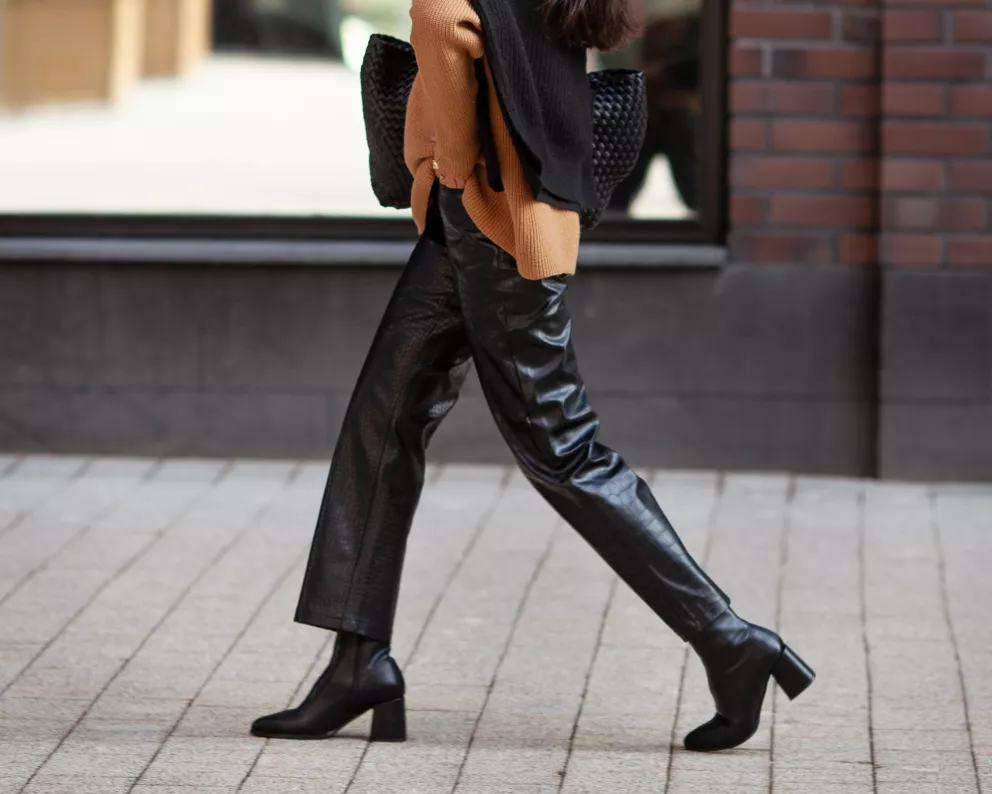 žena v koženkových kalhotách