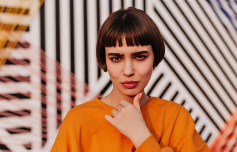 žena s rovnou ofinou