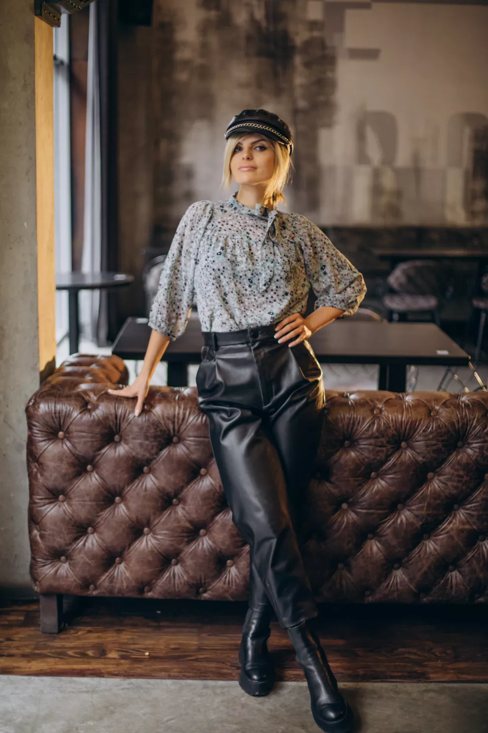 koženkové kalhoty žena