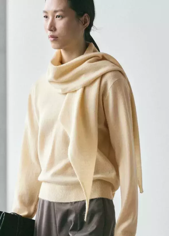 Svetr se šálou, Massimo Dutti, 2 399 Kč