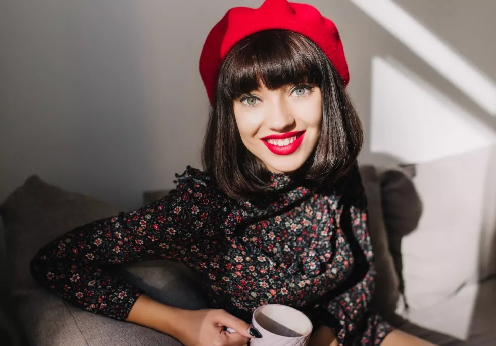 žena s vyfoukanou ofinou