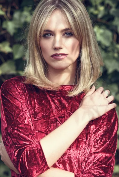 žena se záclonkovou ofinou