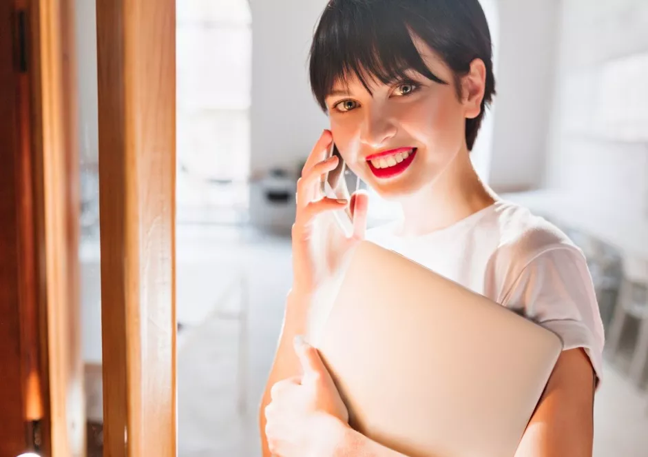 žena se střapatou ofinou