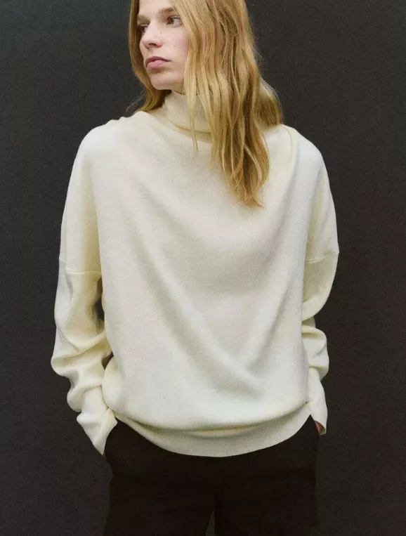 Kvalitní bílý rolák, Mango, 799 Kč (původně 1 299 Kč)