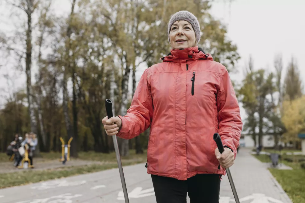 žena s trekingovými holemi