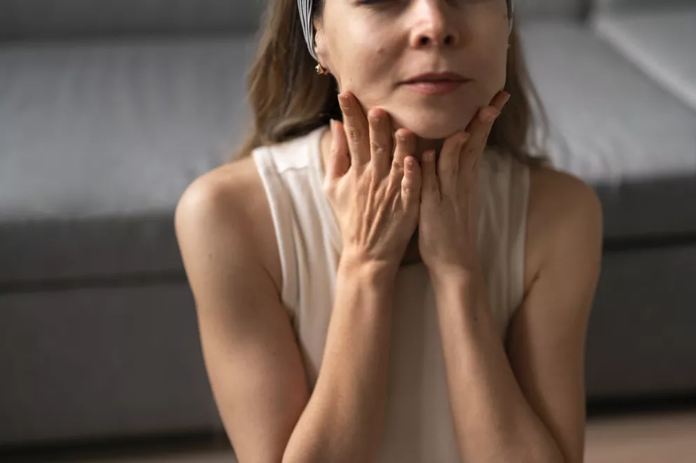 žena s povislou bradou