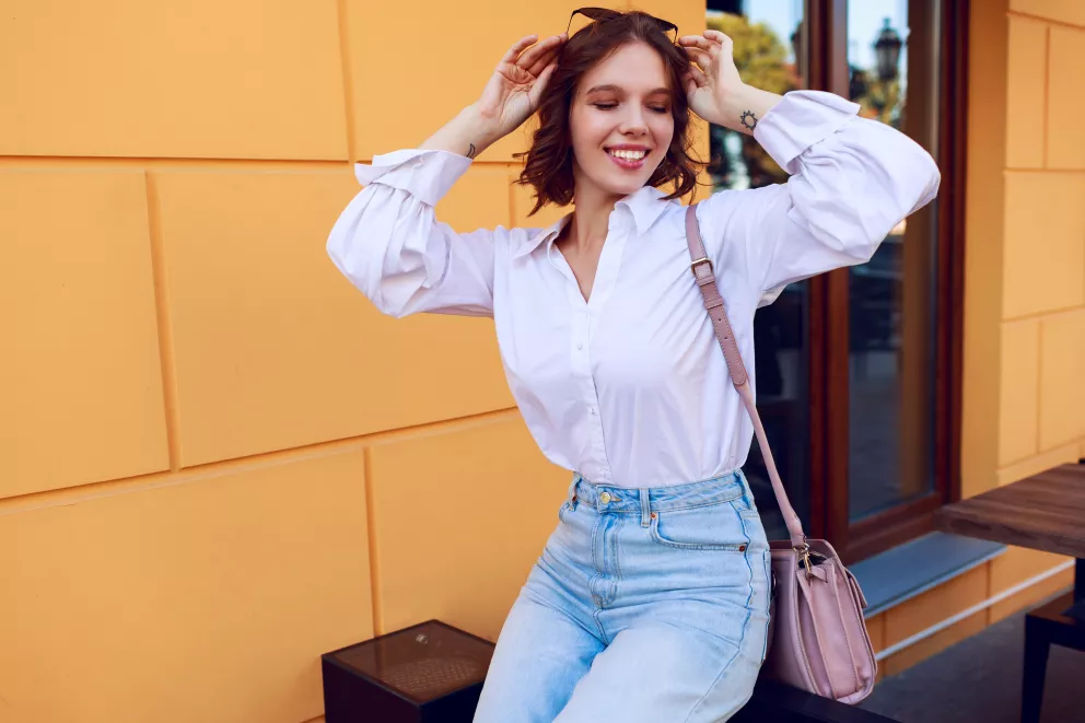 žena v bílé košili