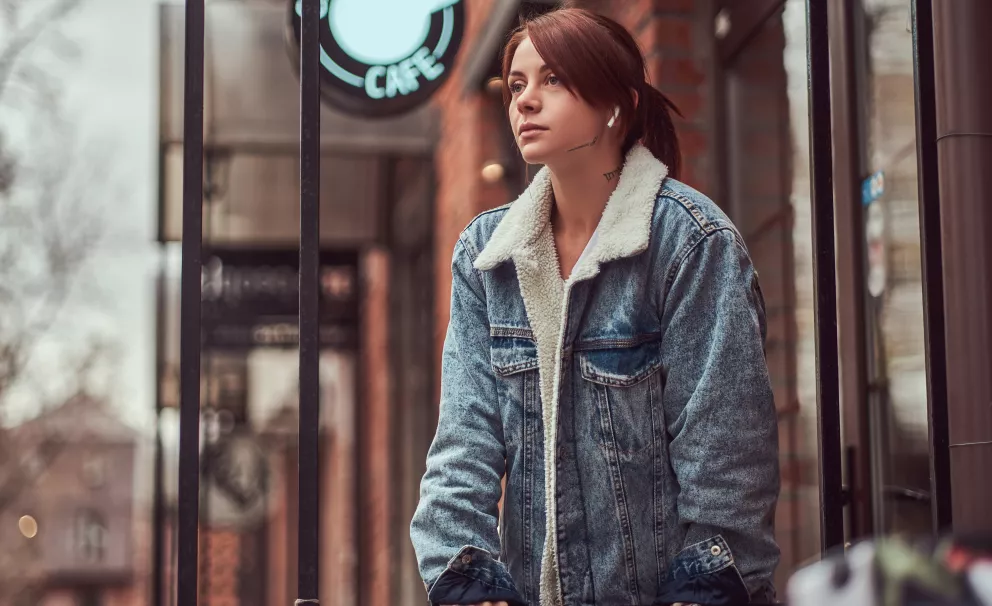 žena ve farmářské bundě