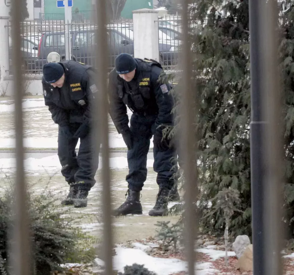 policisté prohledávají místo vraždy