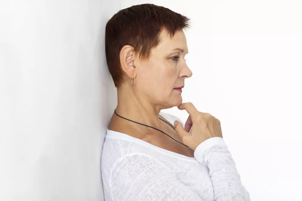 žena s povislou bradou