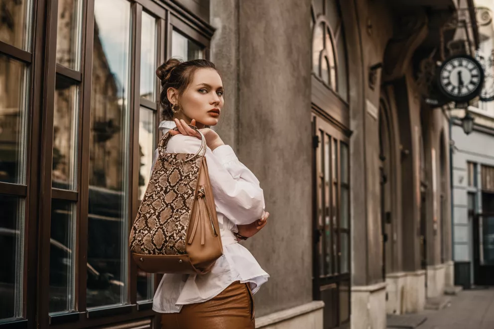 žena s kabelkou