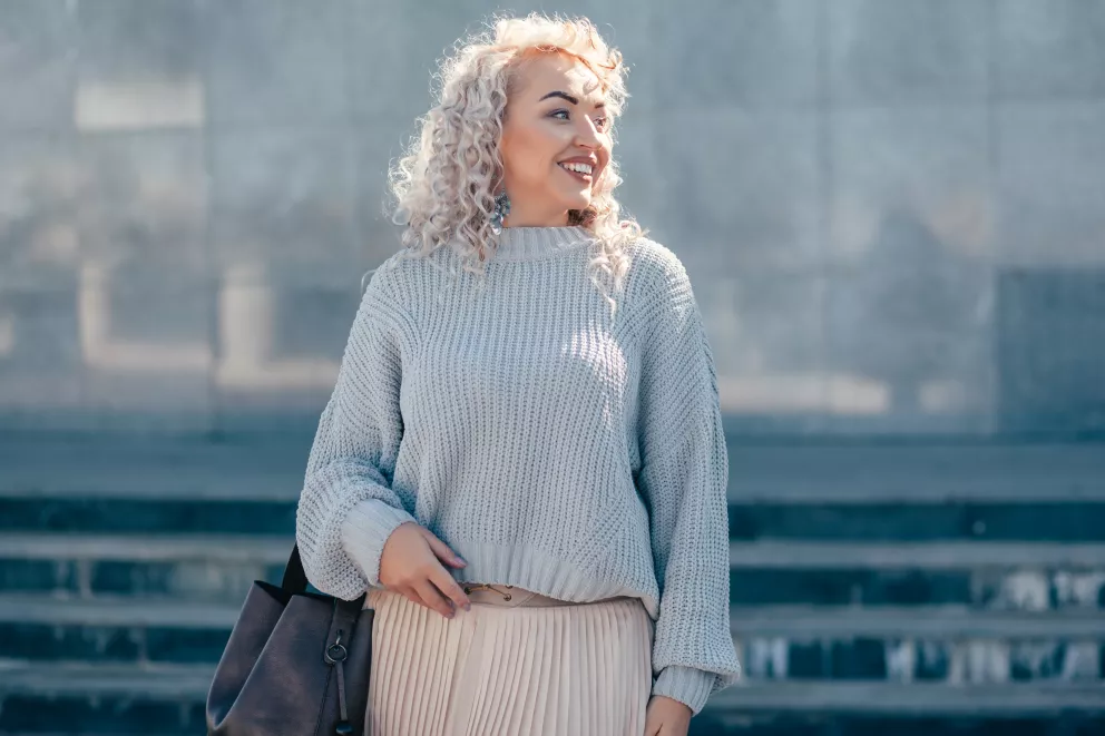 žena ve svetru a sukni