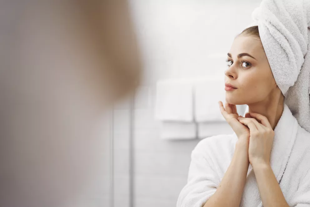 žena zpevňuje bradu