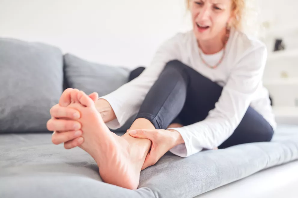 žena s bolavými chodidly