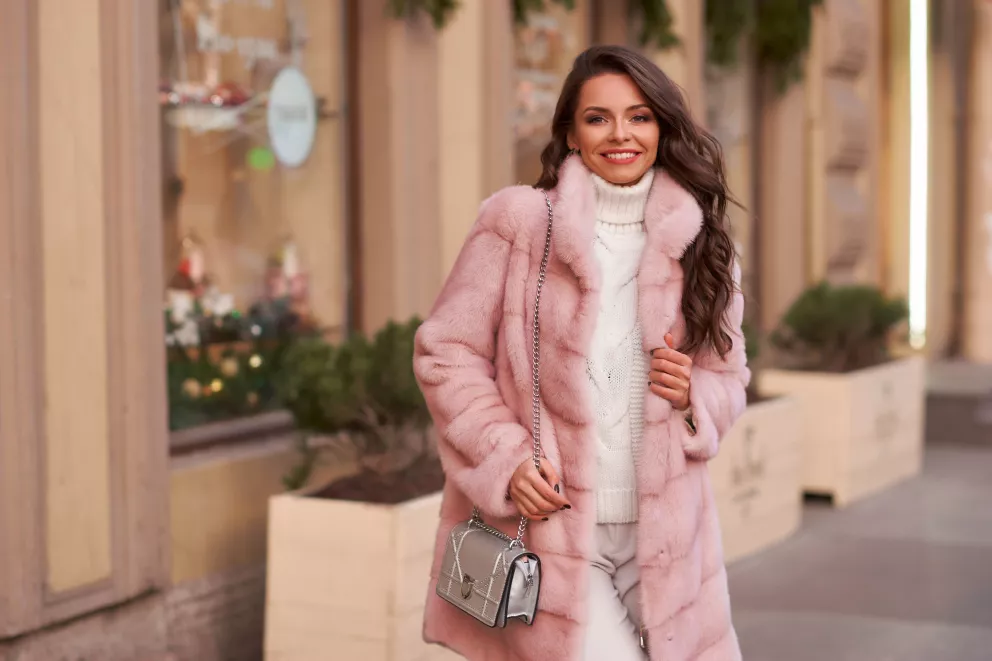 dáma v růžovém zimním outfitu