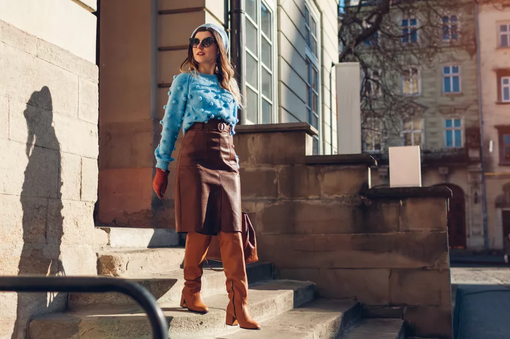 žena v koženkové sukni