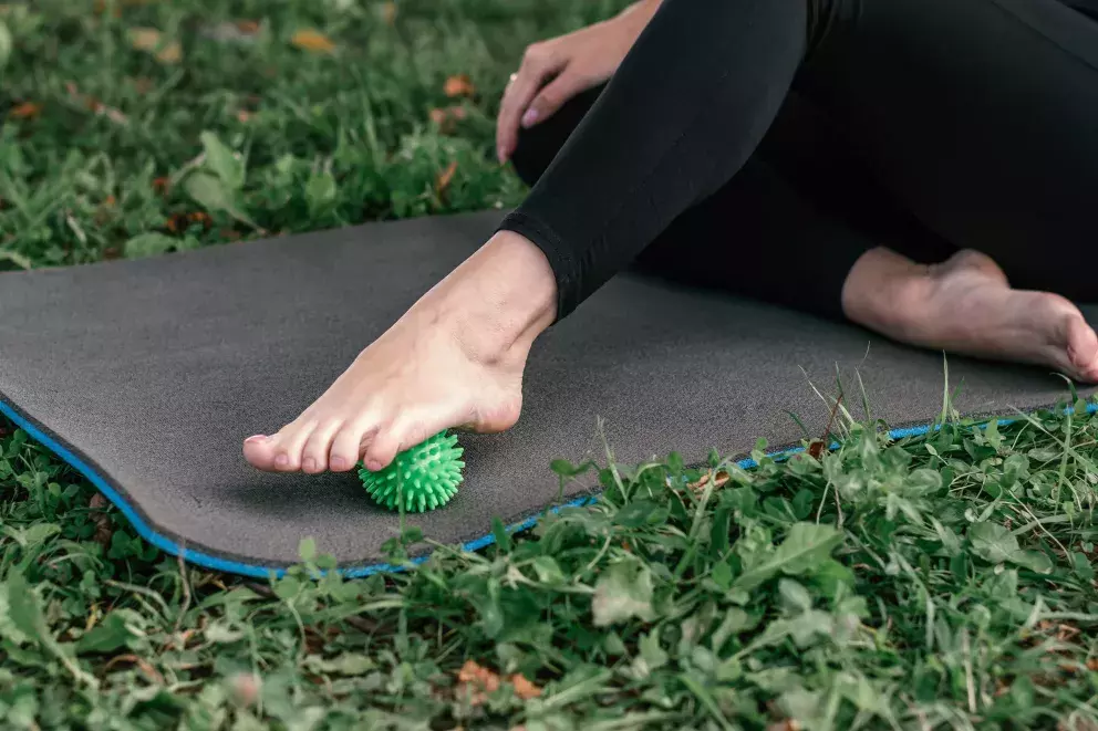 masáž chodidel míčkem