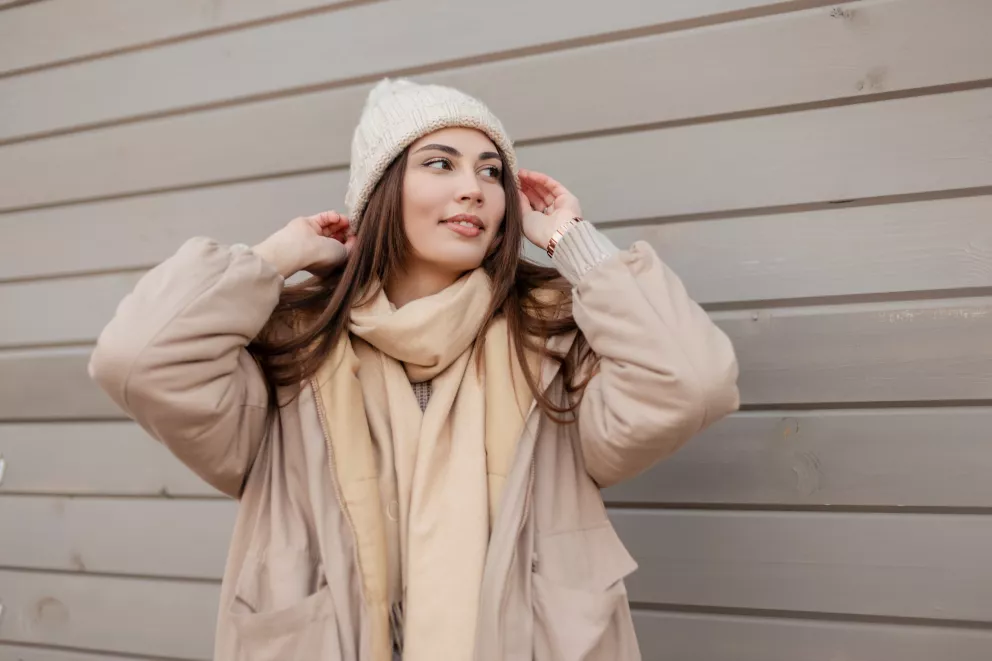 žena ve svetru a šále