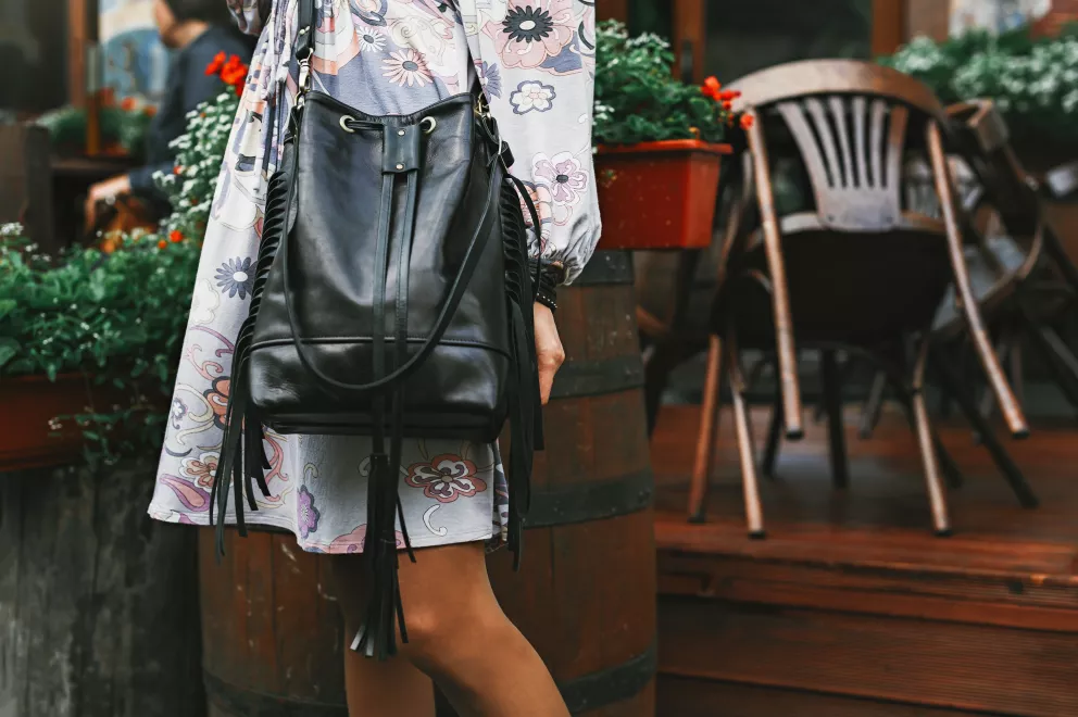 žena s ležérní kabelkou