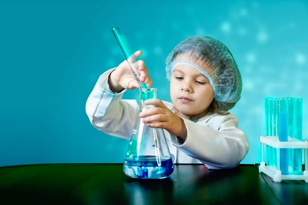 dítě dělá pokusy