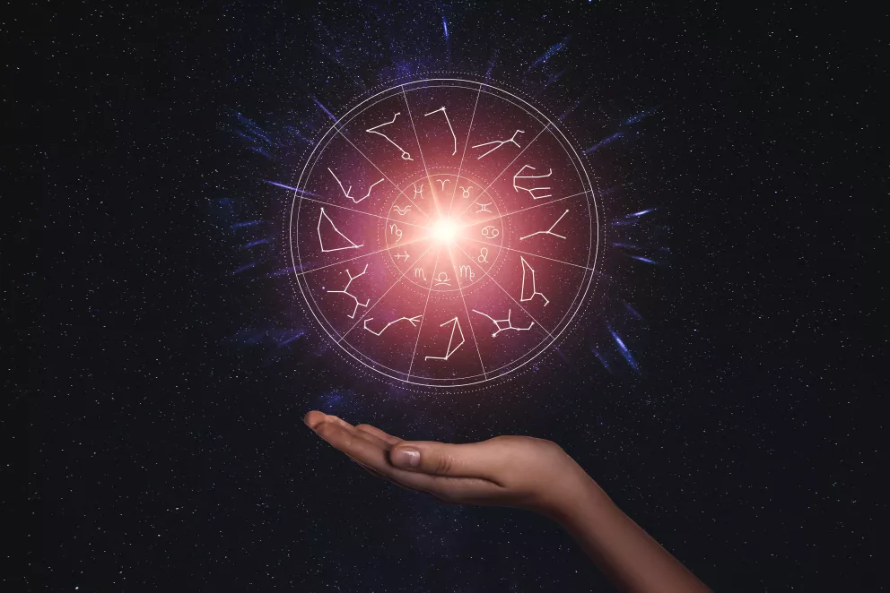 žena držící v ruce zodiac