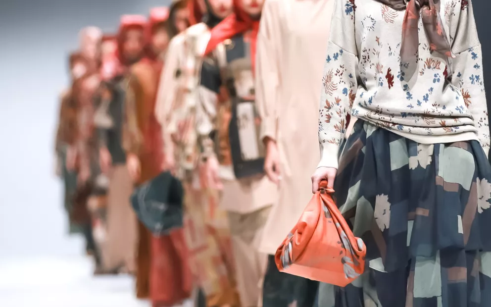 modelky v květinových šatech