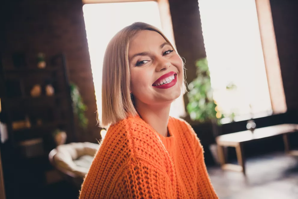 žena s precizním mikádem