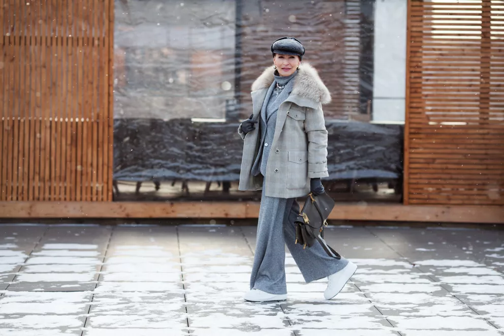 žena v šedé barvě