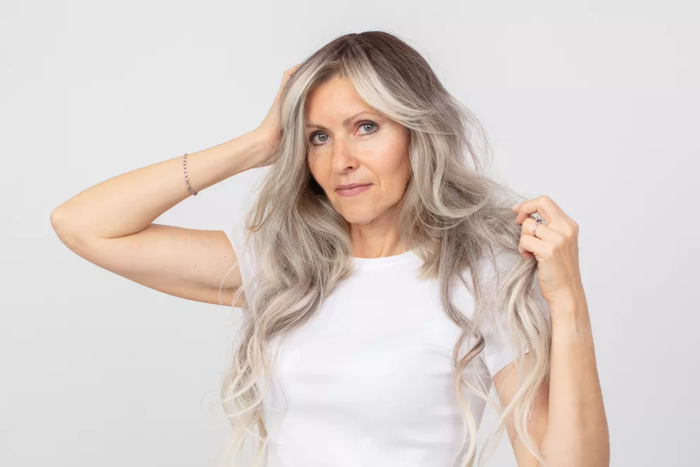 dlouhé sestříhané vlasy