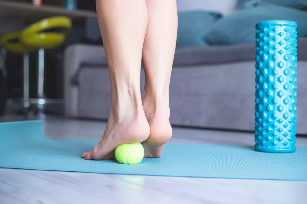 masáž chodidel míčkem
