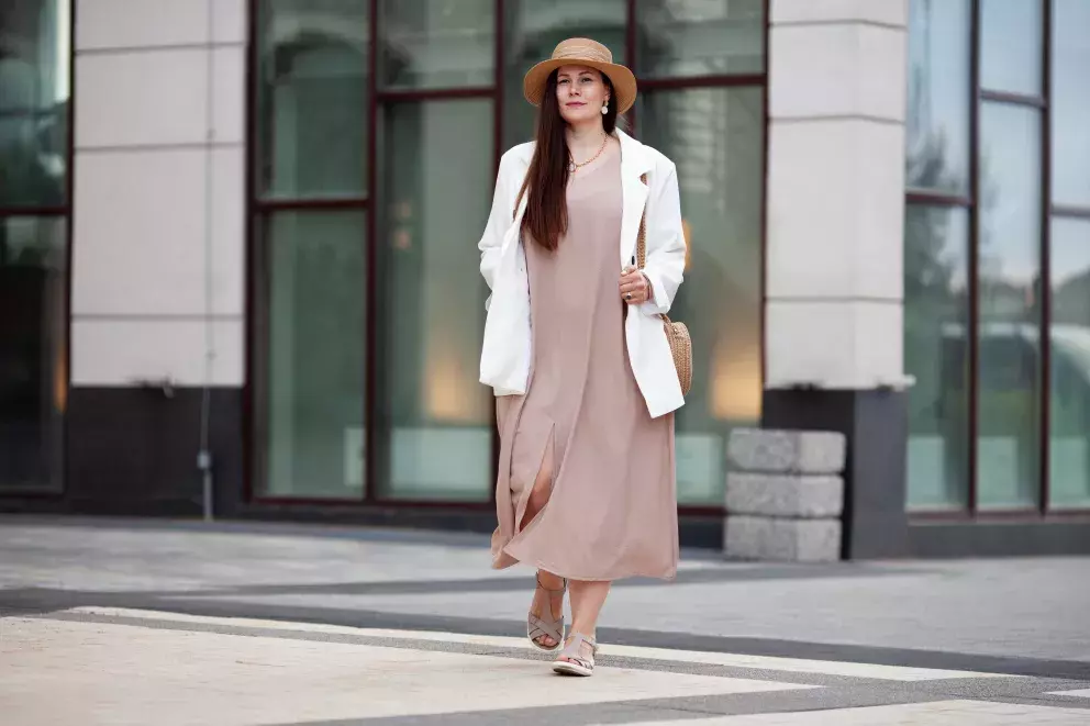 žena v jednoduchých šatech
