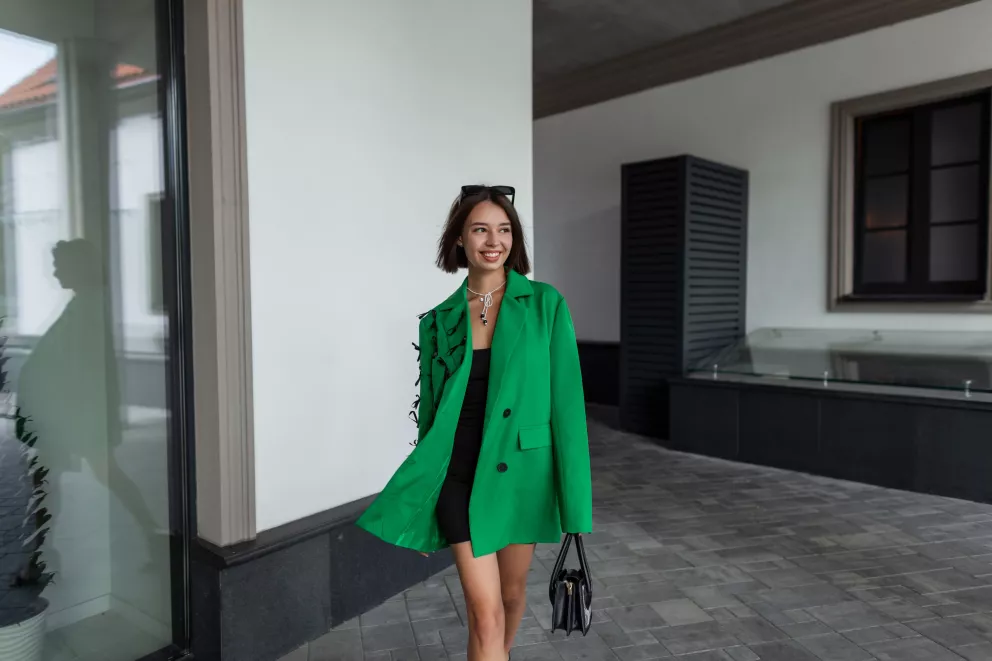 žena v zeleném saku