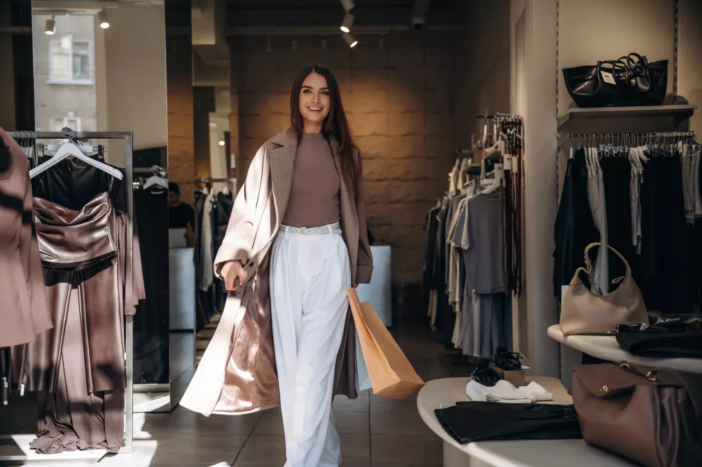 žena s nákupní taškou