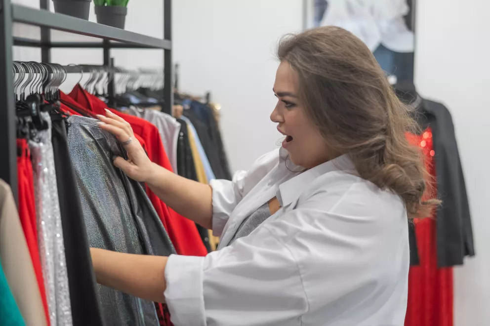 žena vybírá oblečení