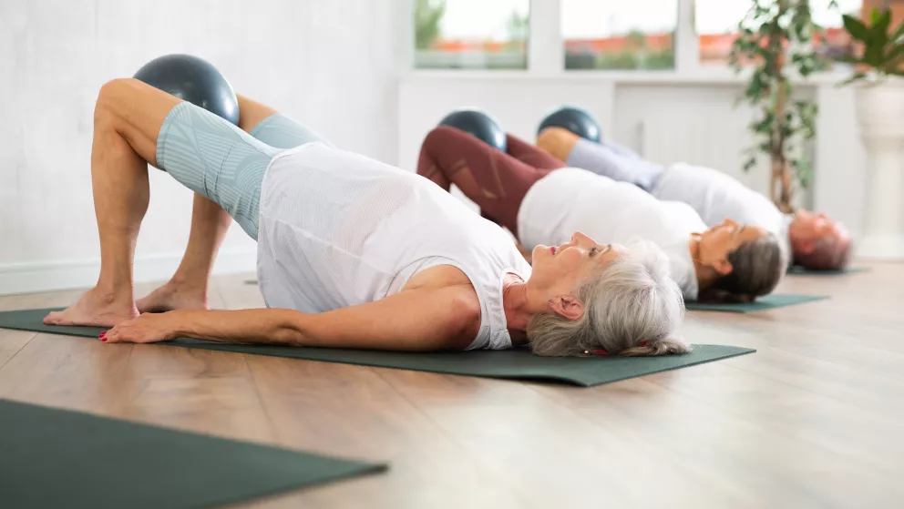 žena v pozici Mostu