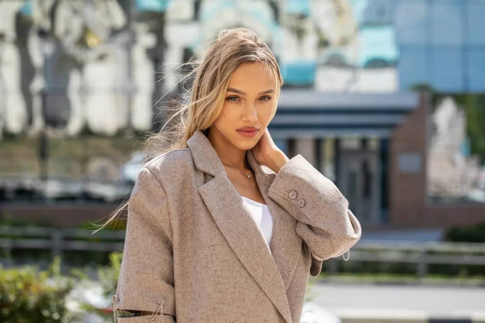 žena v oversized saku