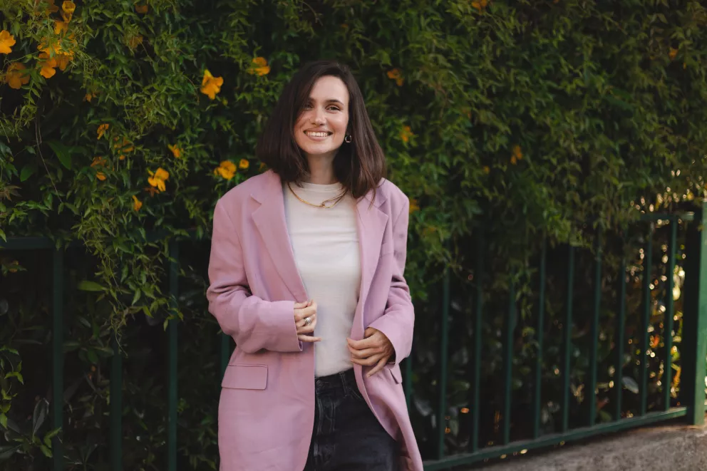 žena v oversized saku