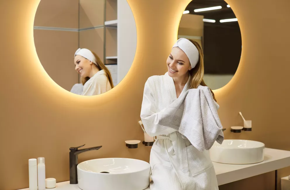 žena vysušuje vlasy