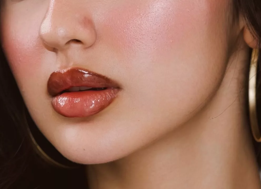 žena s výraznými rty