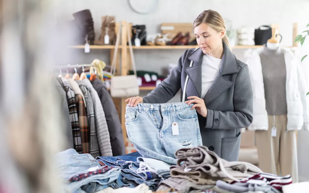 žena vybírá džíny